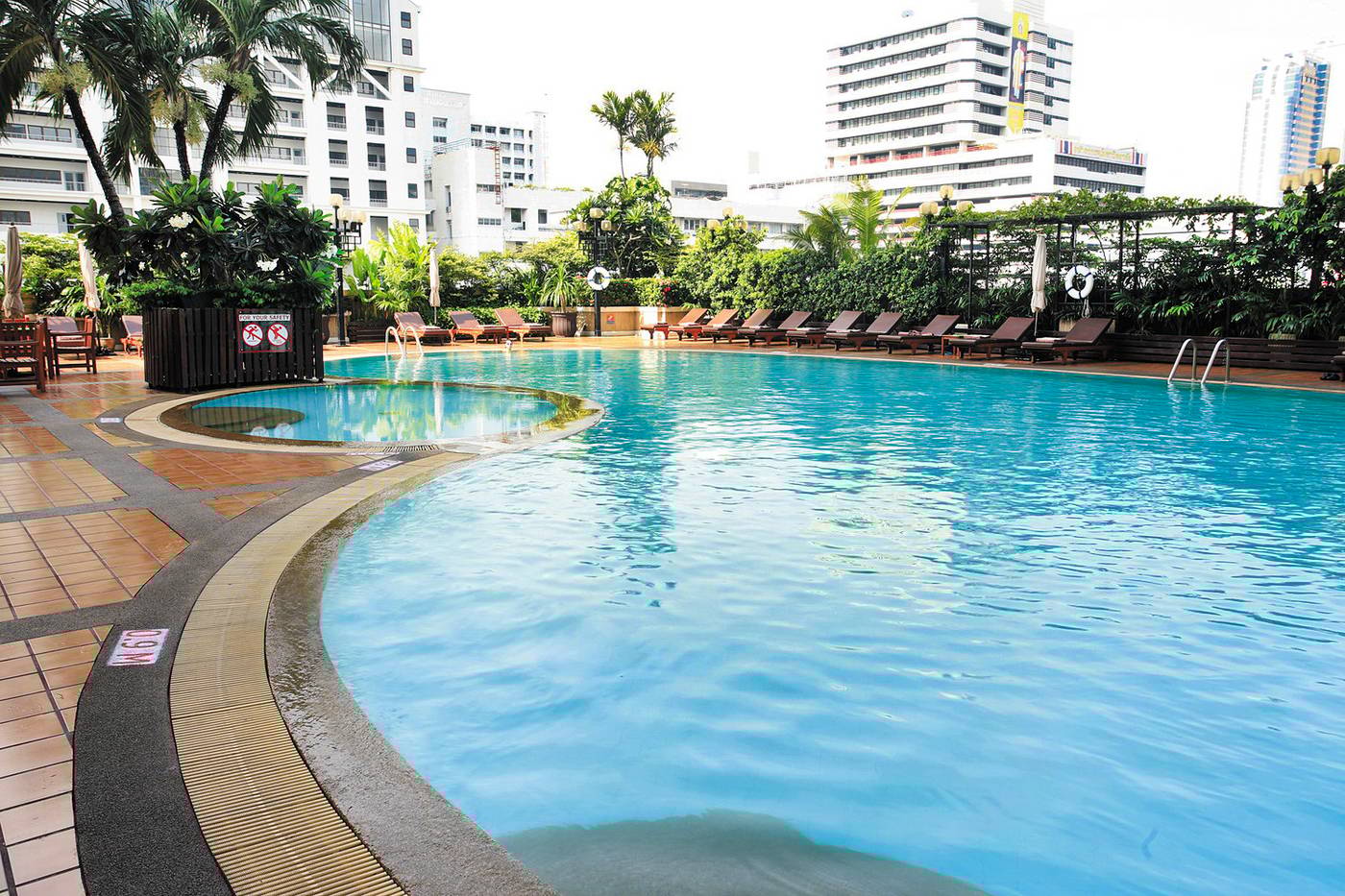 Novotel-Bangkok-on-Siam-Square-Pool-3