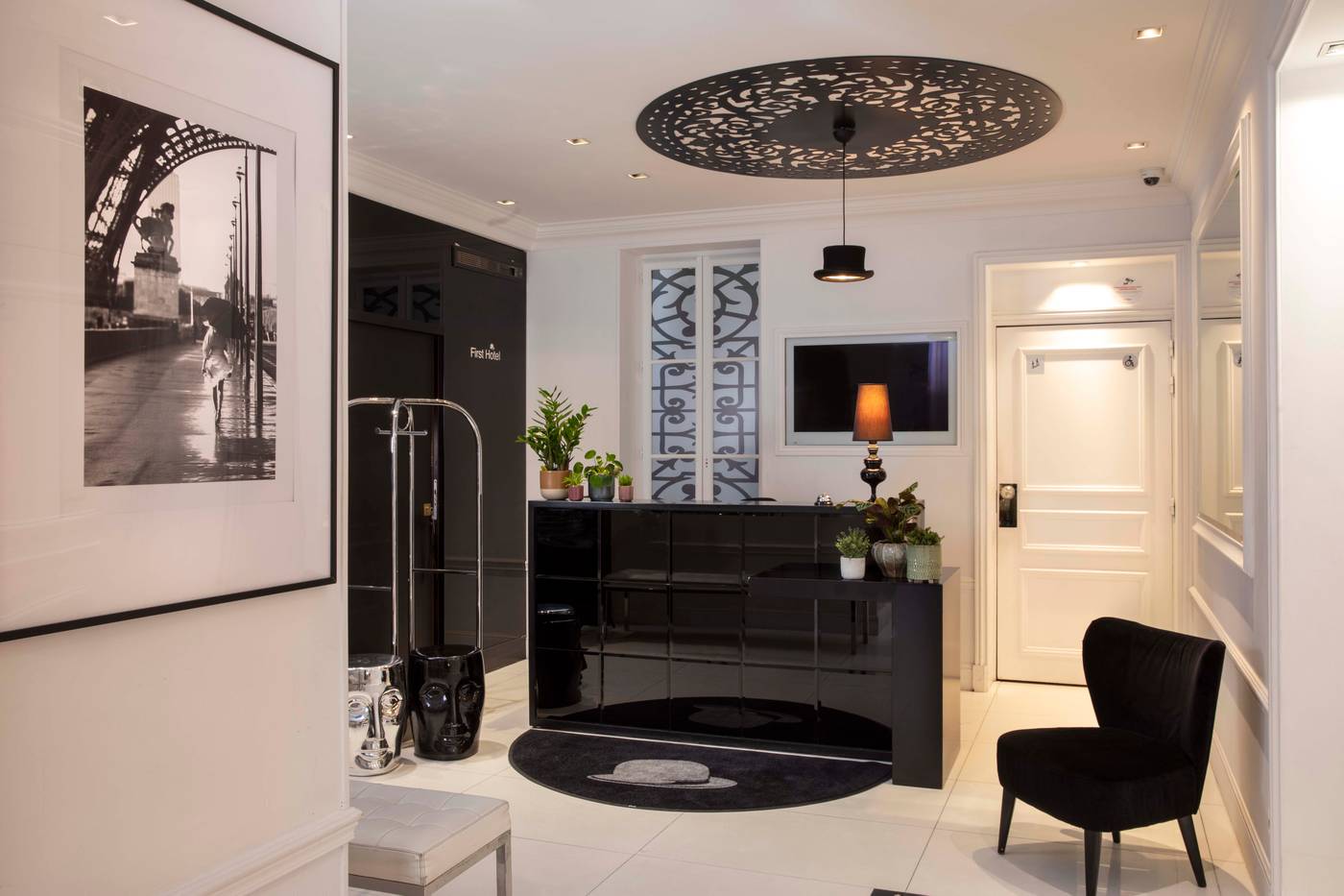 First-Hotel-Paris-Tour-Eiffel-Lobby-4