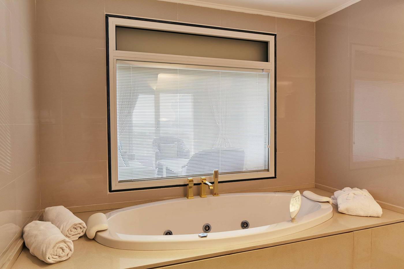 DoubleTree-By-Hilton-Izmir-Alsancak-Room-33