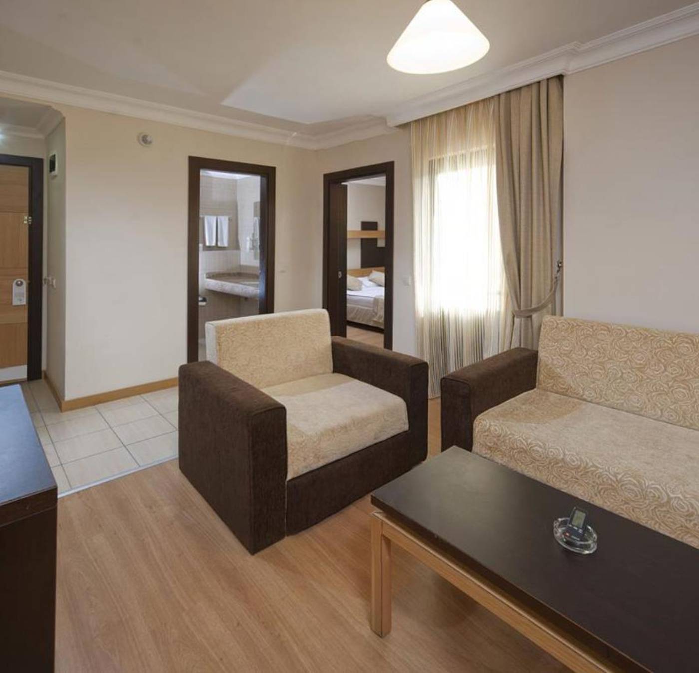 Xperia-Kandelor-Hotel-Room-11