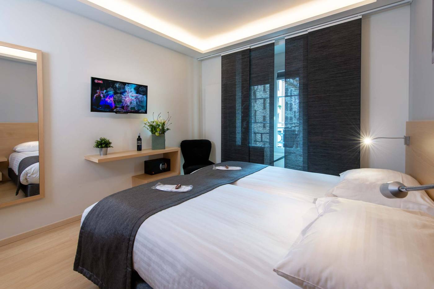 Des-Alpes-Geneva-Room-6