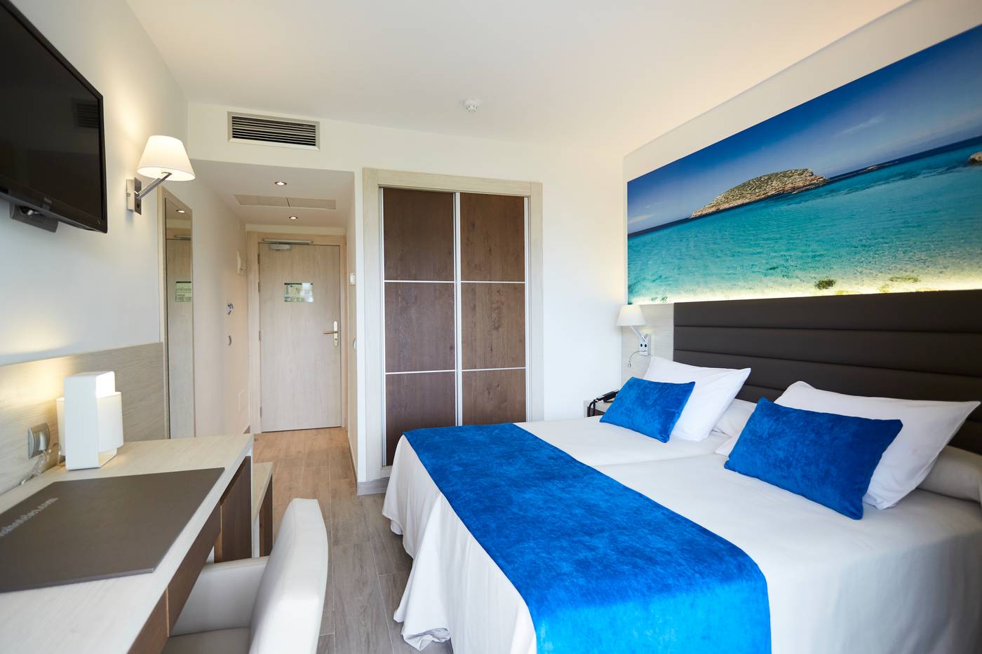 Invisa-Figueral-Resort---Cala-Blanca-Room-27