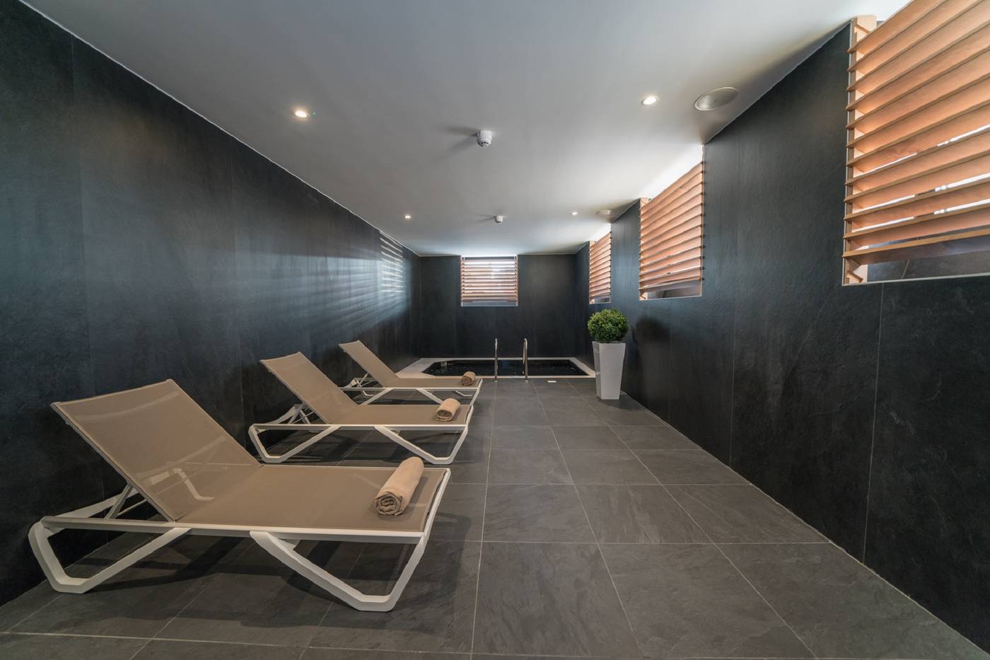 Hotel-Bellevue-Superior-City-Hotel-Pool-35