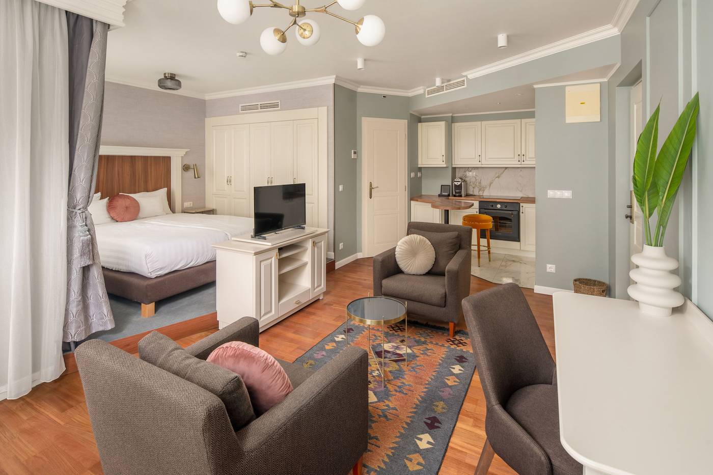 Queen-s-Court-Hotel-and-Residence-Room-22