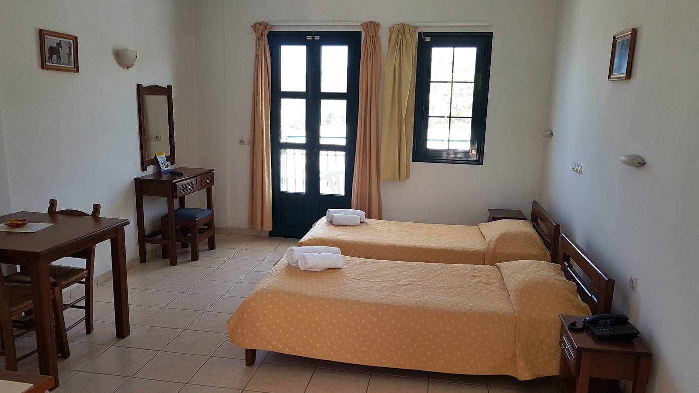 Camari-Gardens-Apartments-Room-16