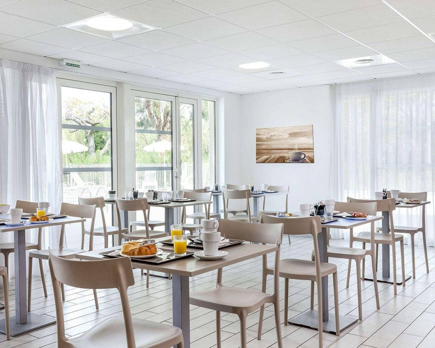 Comfort-Suites-Cannes-Mandelieu-Restaurant-49