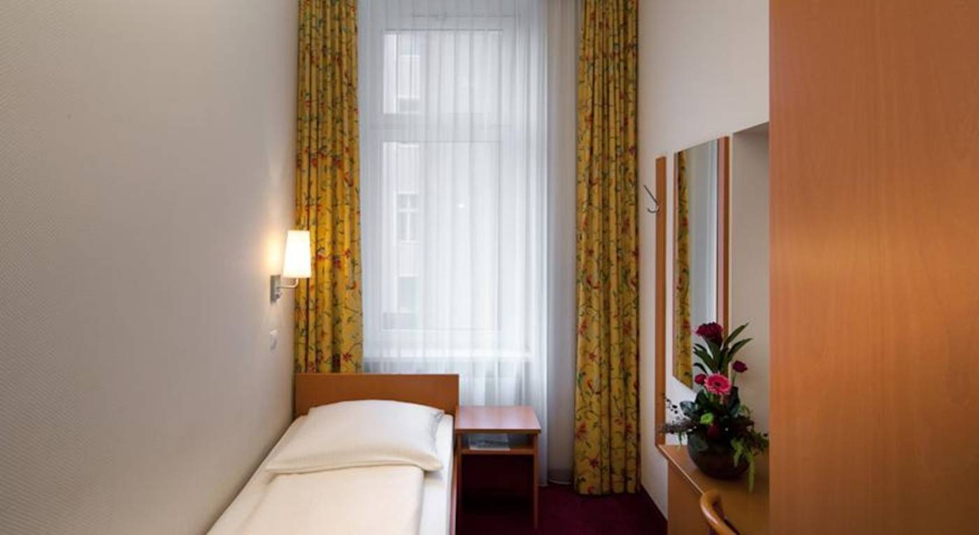 Air-in-Berlin-Hotel-Room-19