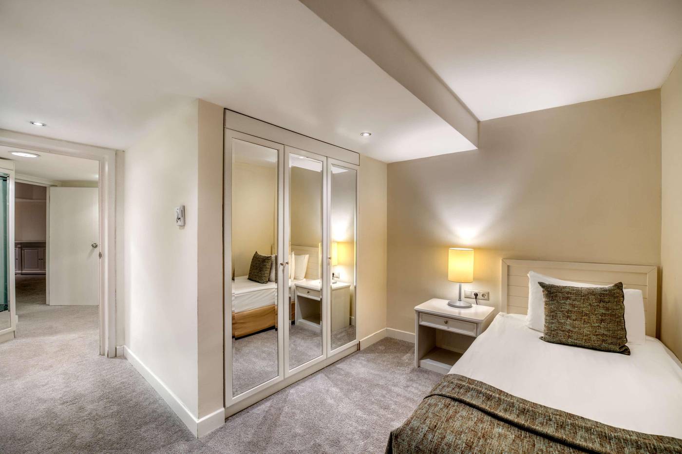 Seven-Seas-Hotel-Blue-Room-50