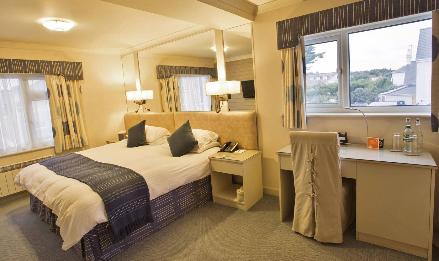 Cobo-Bay-Hotel-Room-7