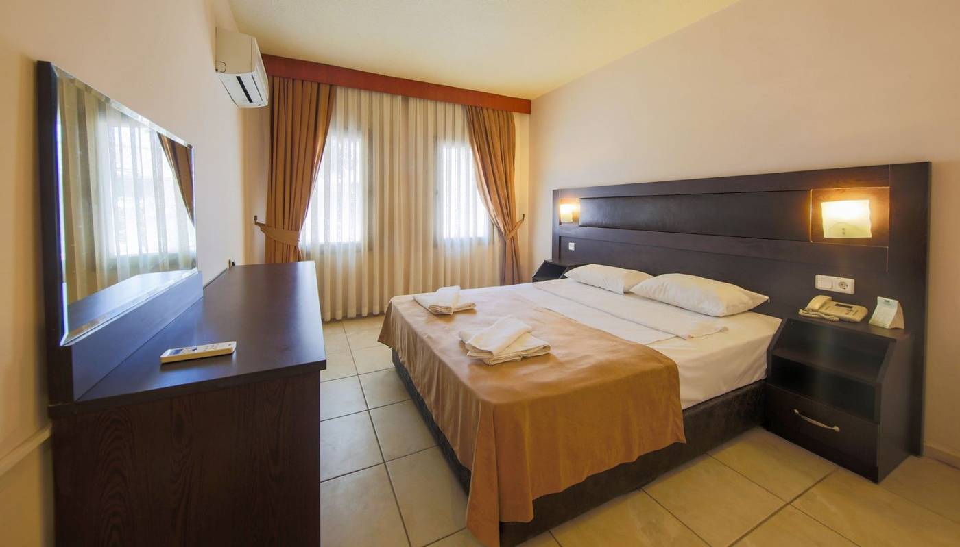 Club-Hotel-Flora-Room-12