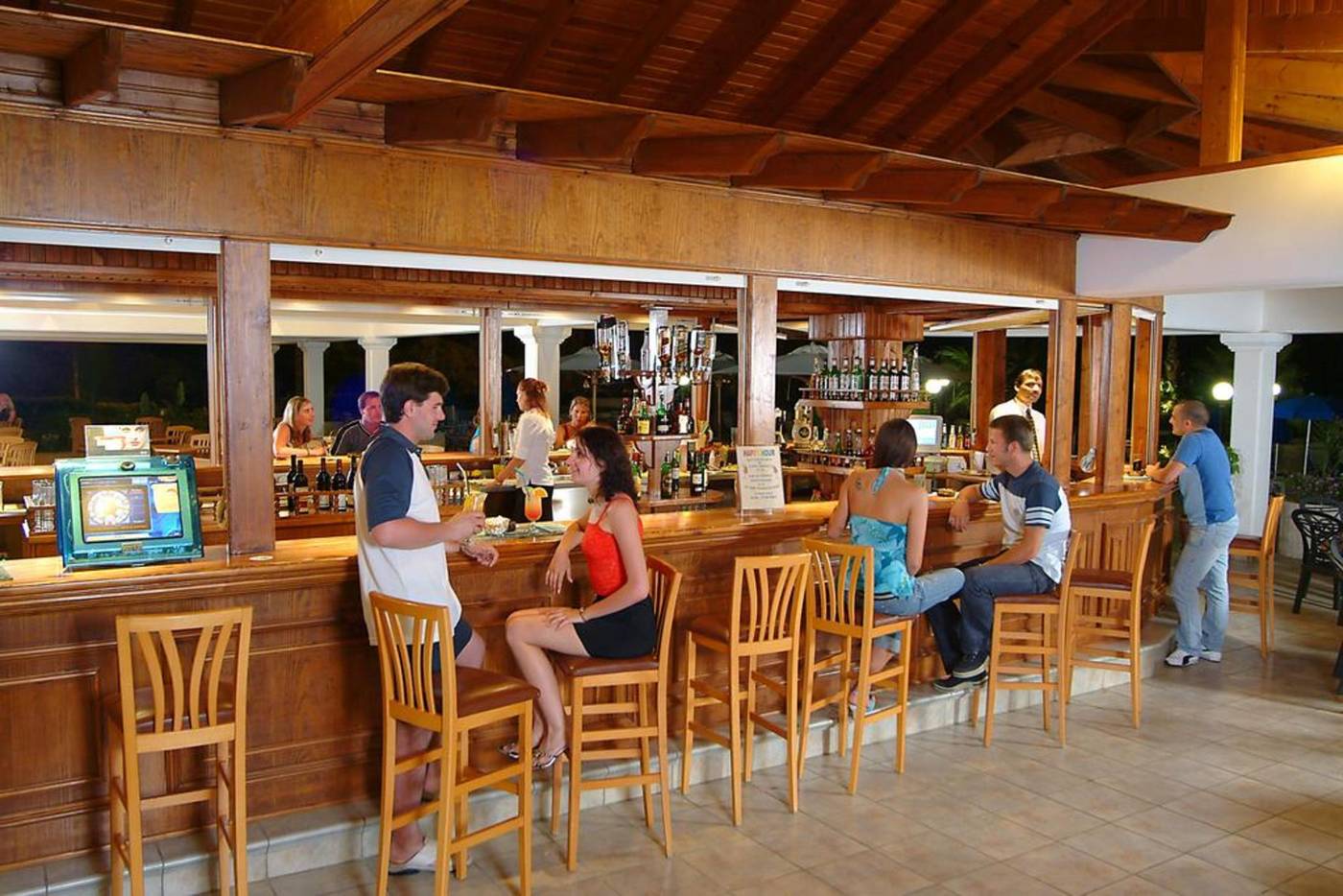 Nissiana-Hotel-and-Bungalows-Bar-35