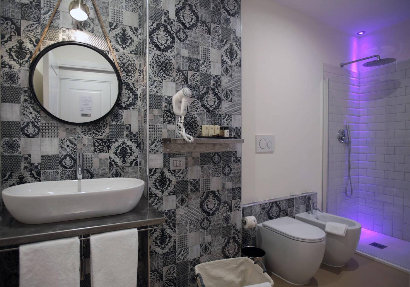 Trevi-Contemporary-Suite-Room-26