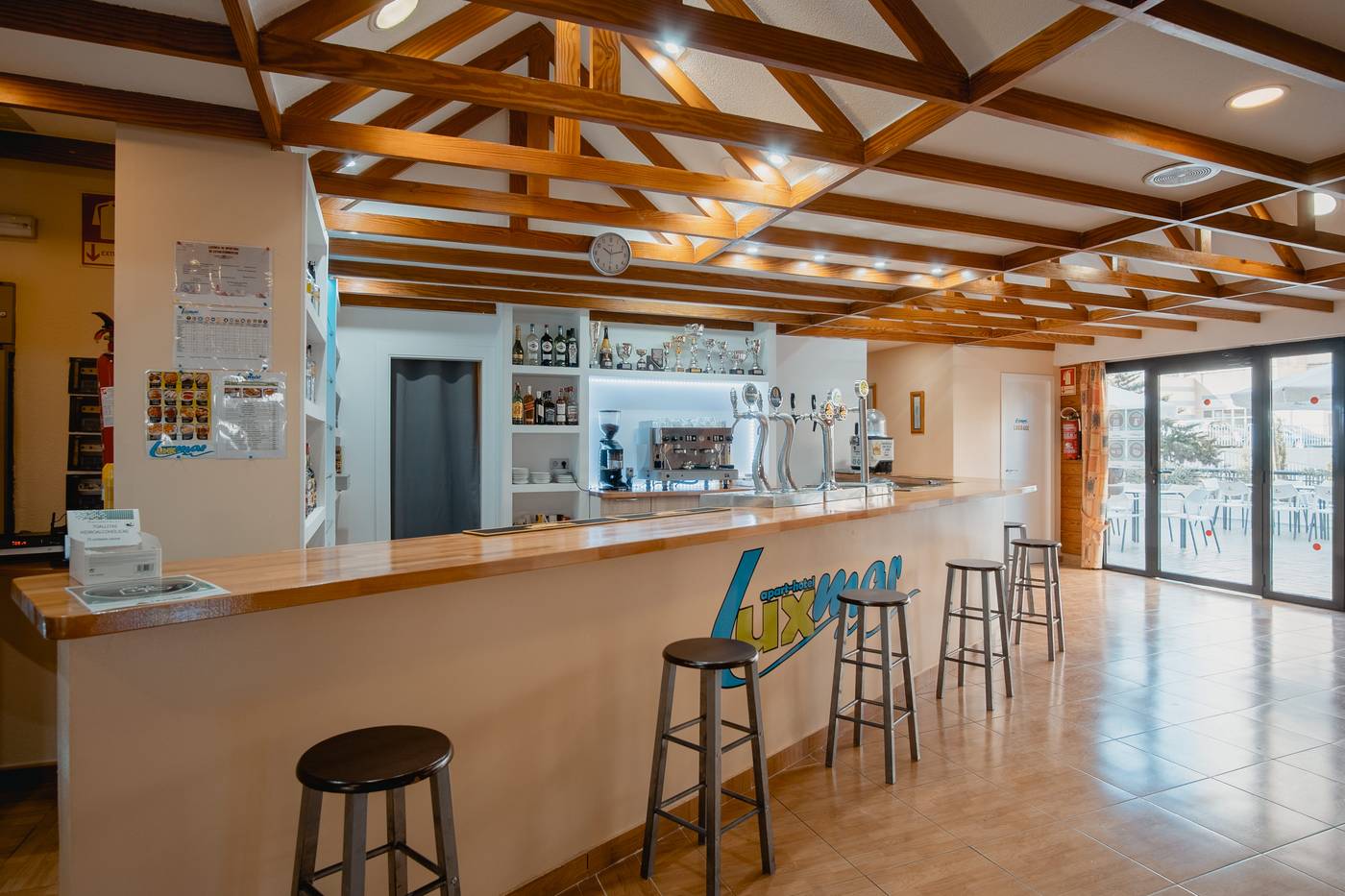 Luxmar-Apartments-Bar-36