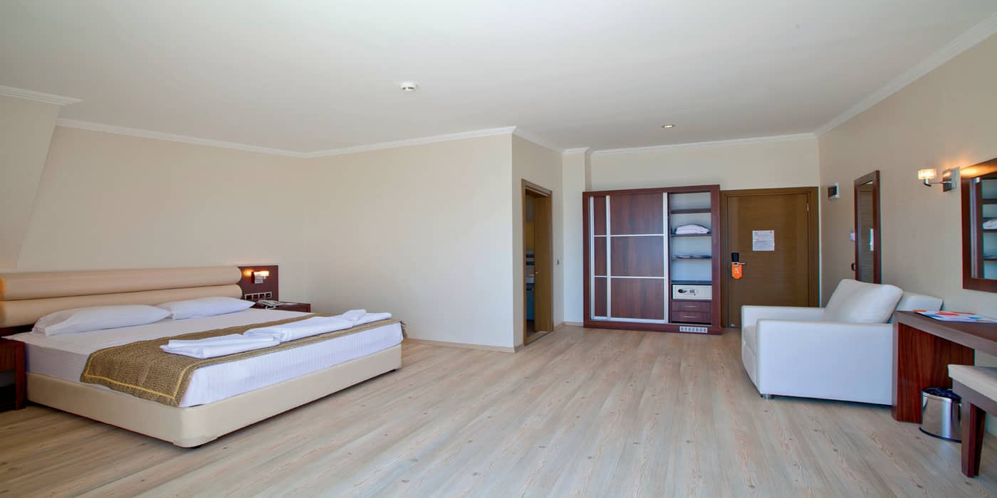 Malibu-Beach-Hotel-Room-16