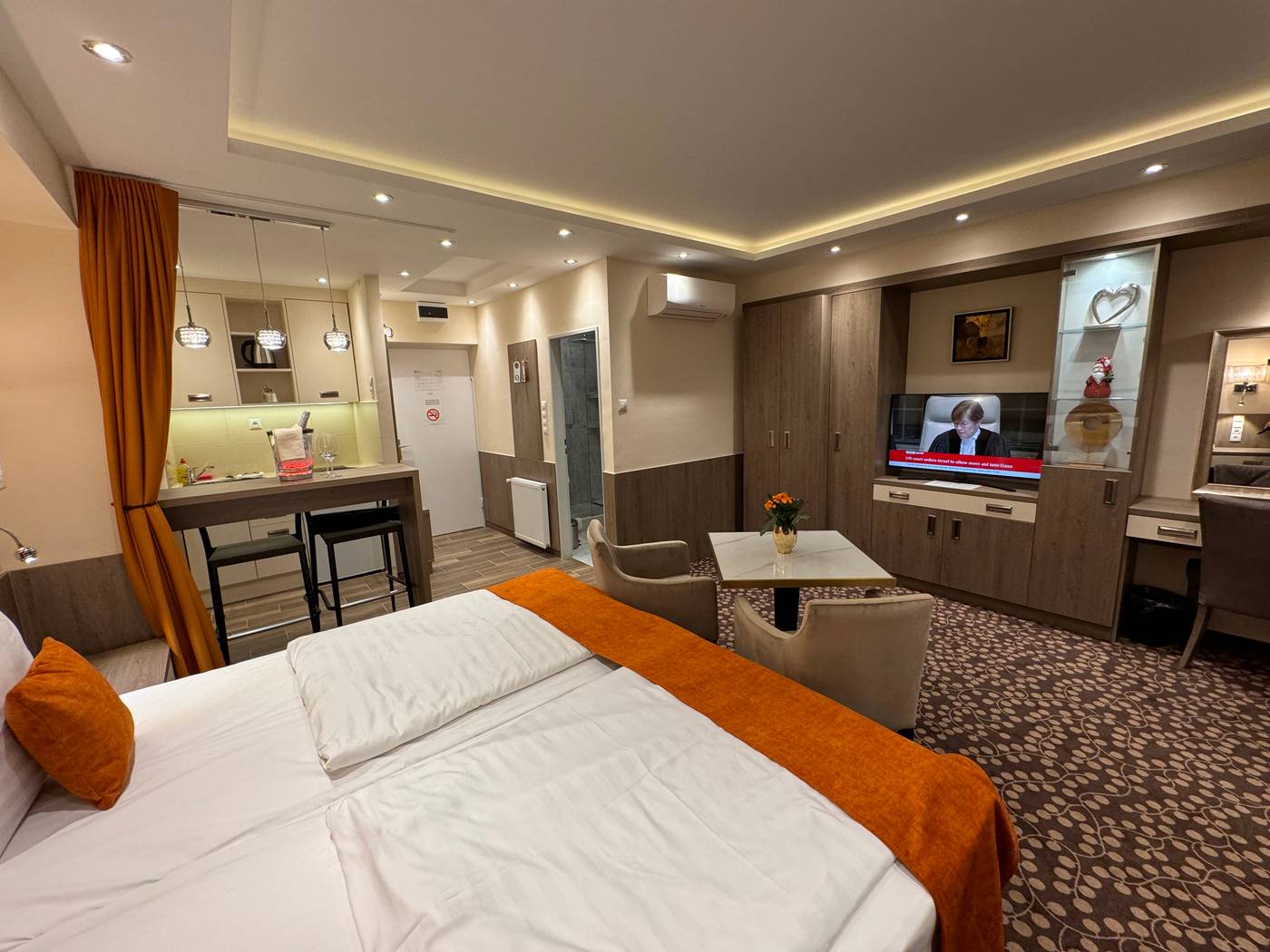 Hotel-Charles-Room-25