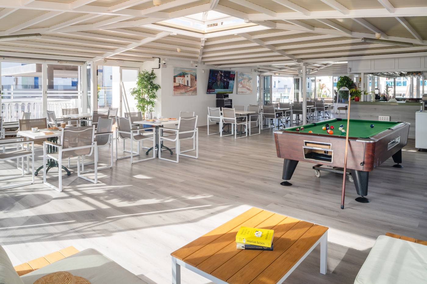 Suite-Hotel-Montana-Club-Bar-49