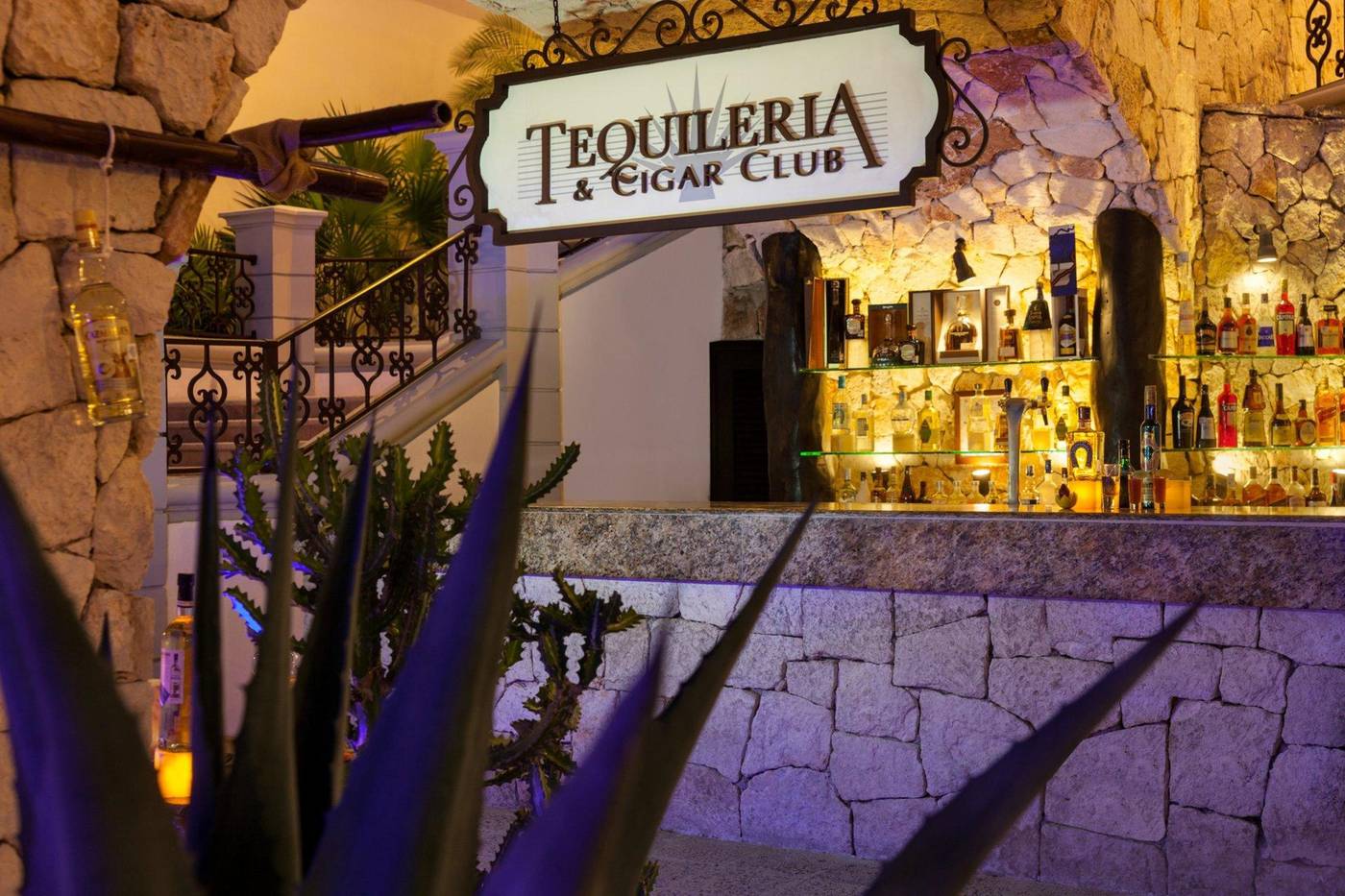 Hilton-Playa-del-Carmen-All-inclusive--The-Royal--Bar-65