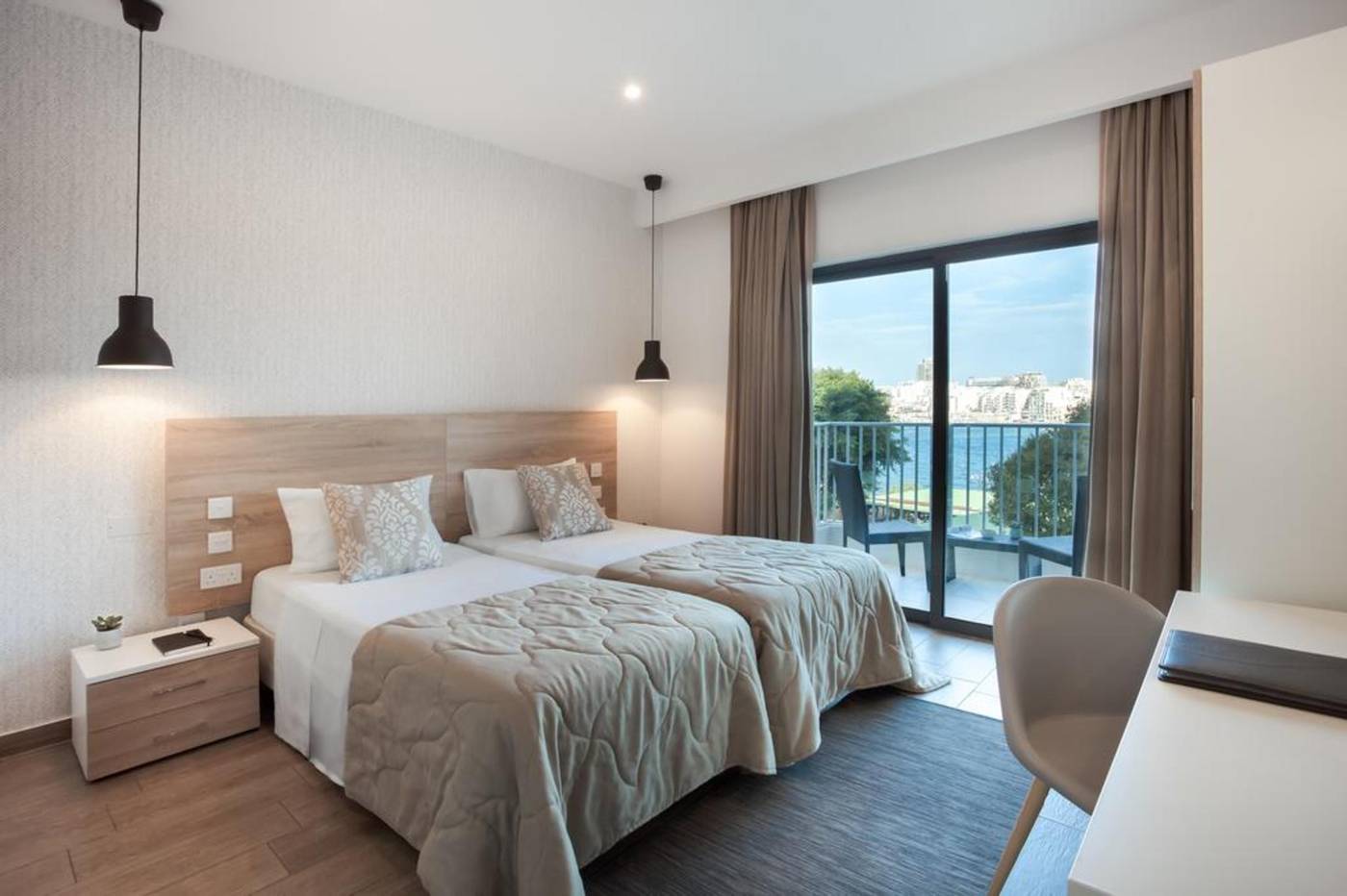 The-Plaza-and-Plaza-Regency-Hotels-Room-15