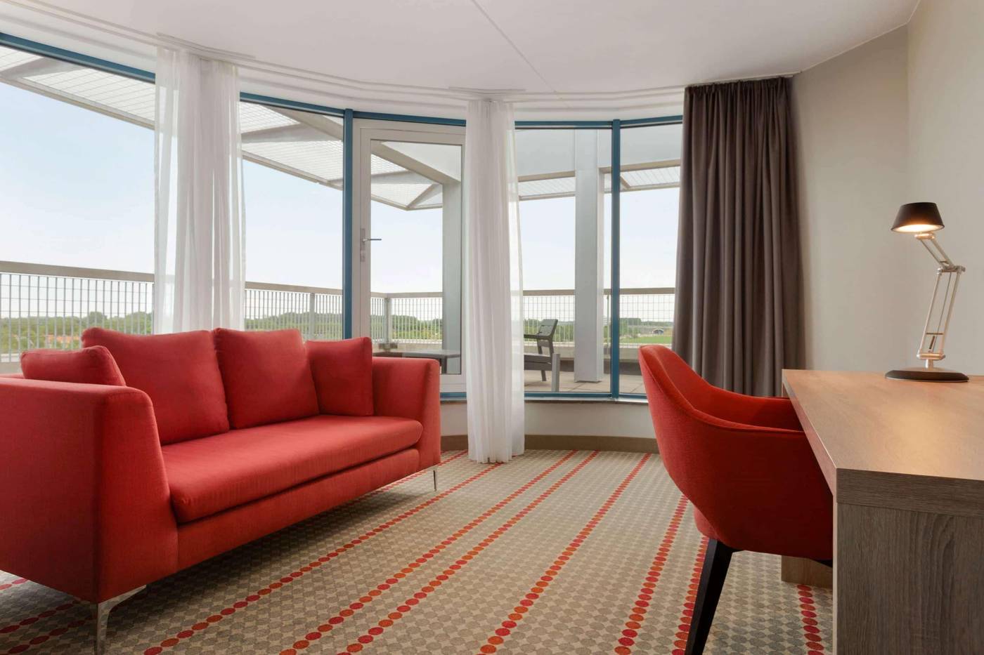 Ramada-by-Wyndham-Amsterdam-Airport-Schiphol-Room-10