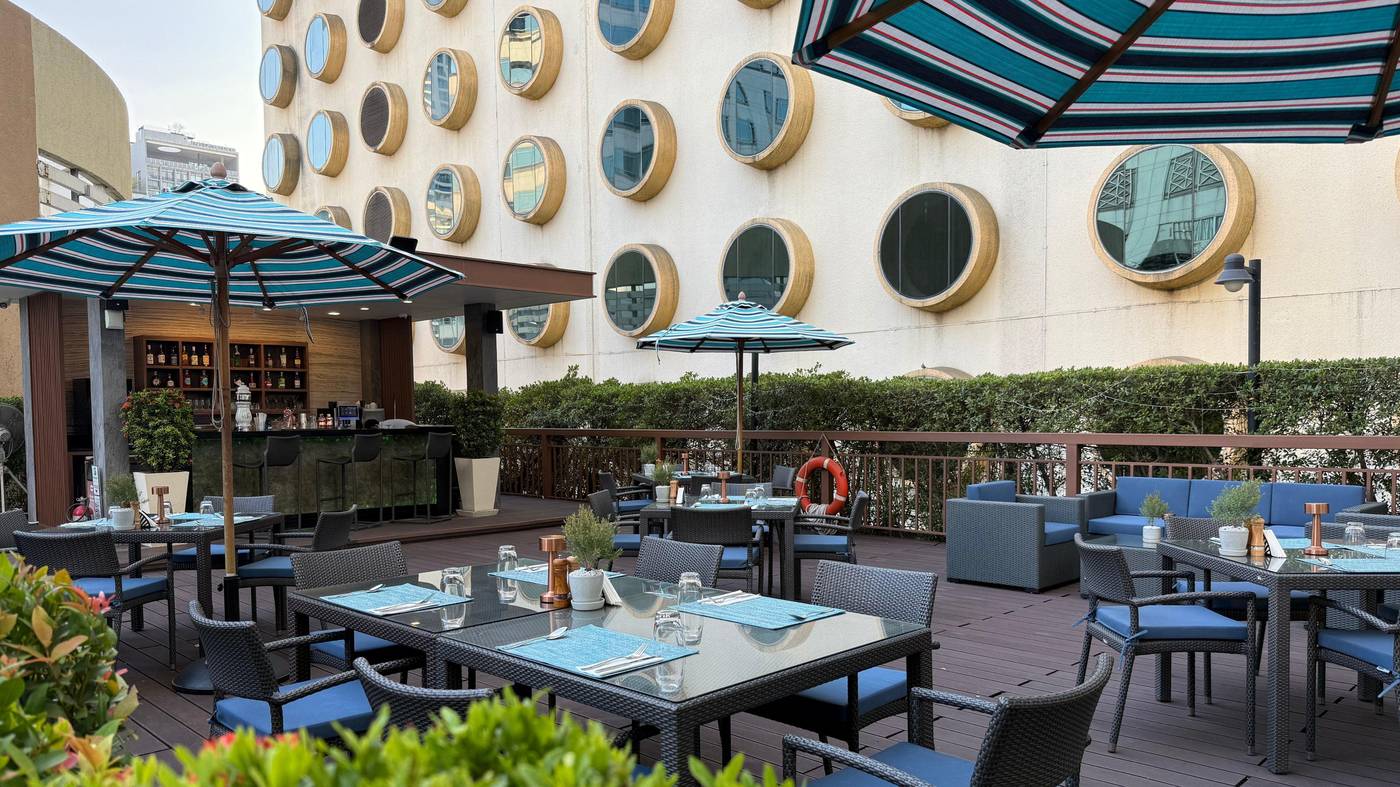 Holiday-Inn-Bangkok-Silom-Pool-50