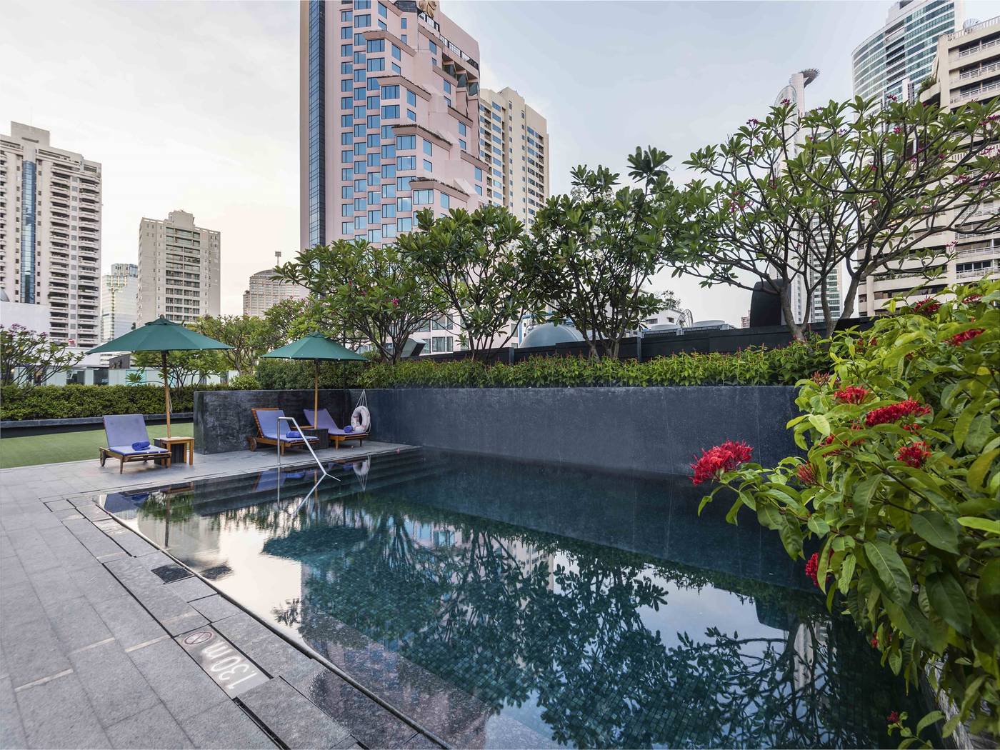 Maitria-Hotel-Sukhumvit-18-Bangkok-Pool-63