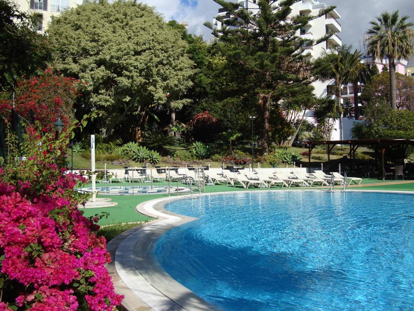 Girassol---Suite-Hotel-Pool-1