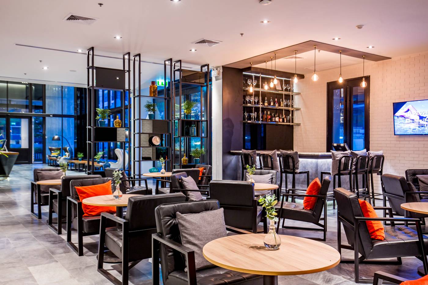 Cross-Vibe-Bangkok-Sukhumvit-Bar-6