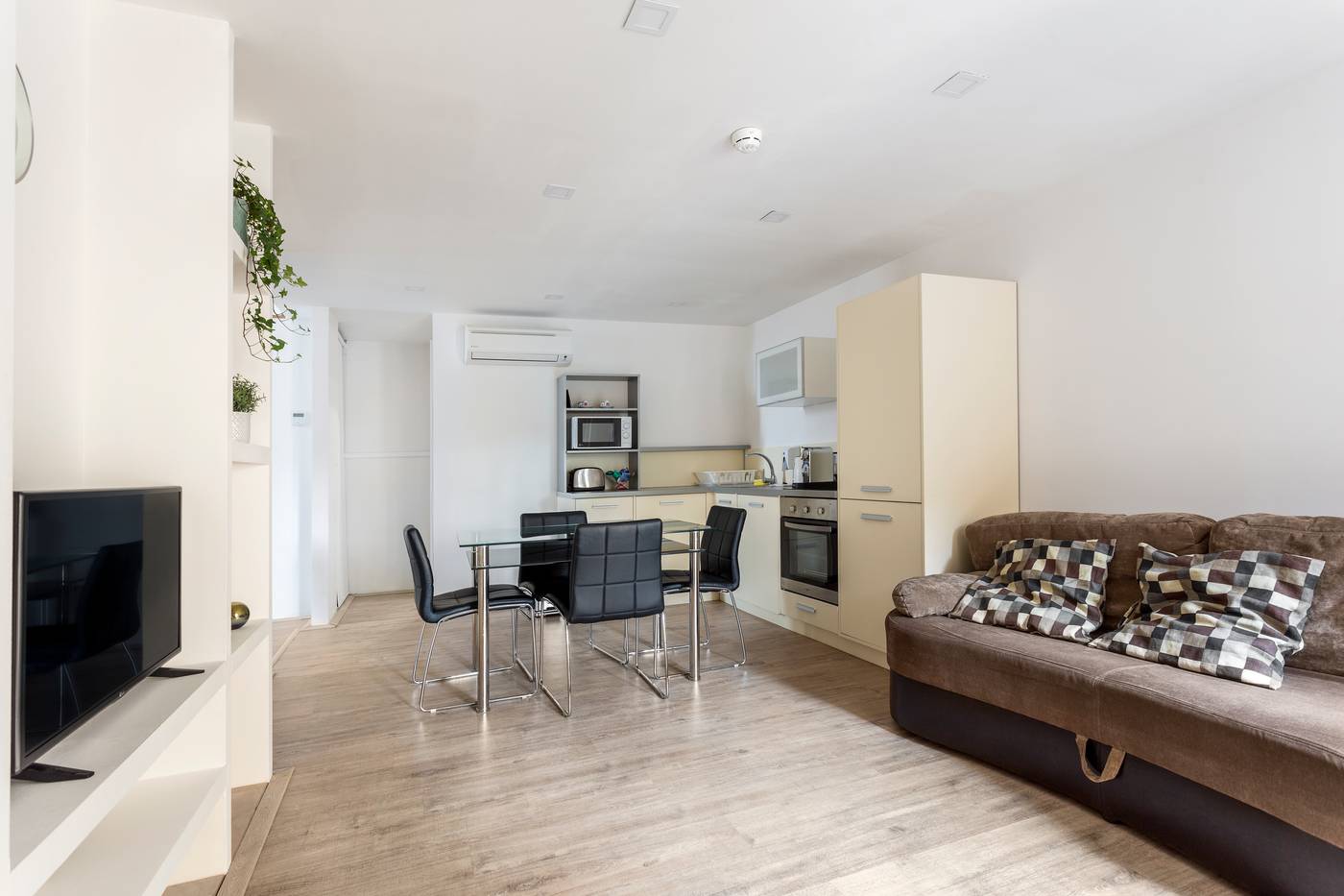 Hotel-Mika-Downtown-Room-13