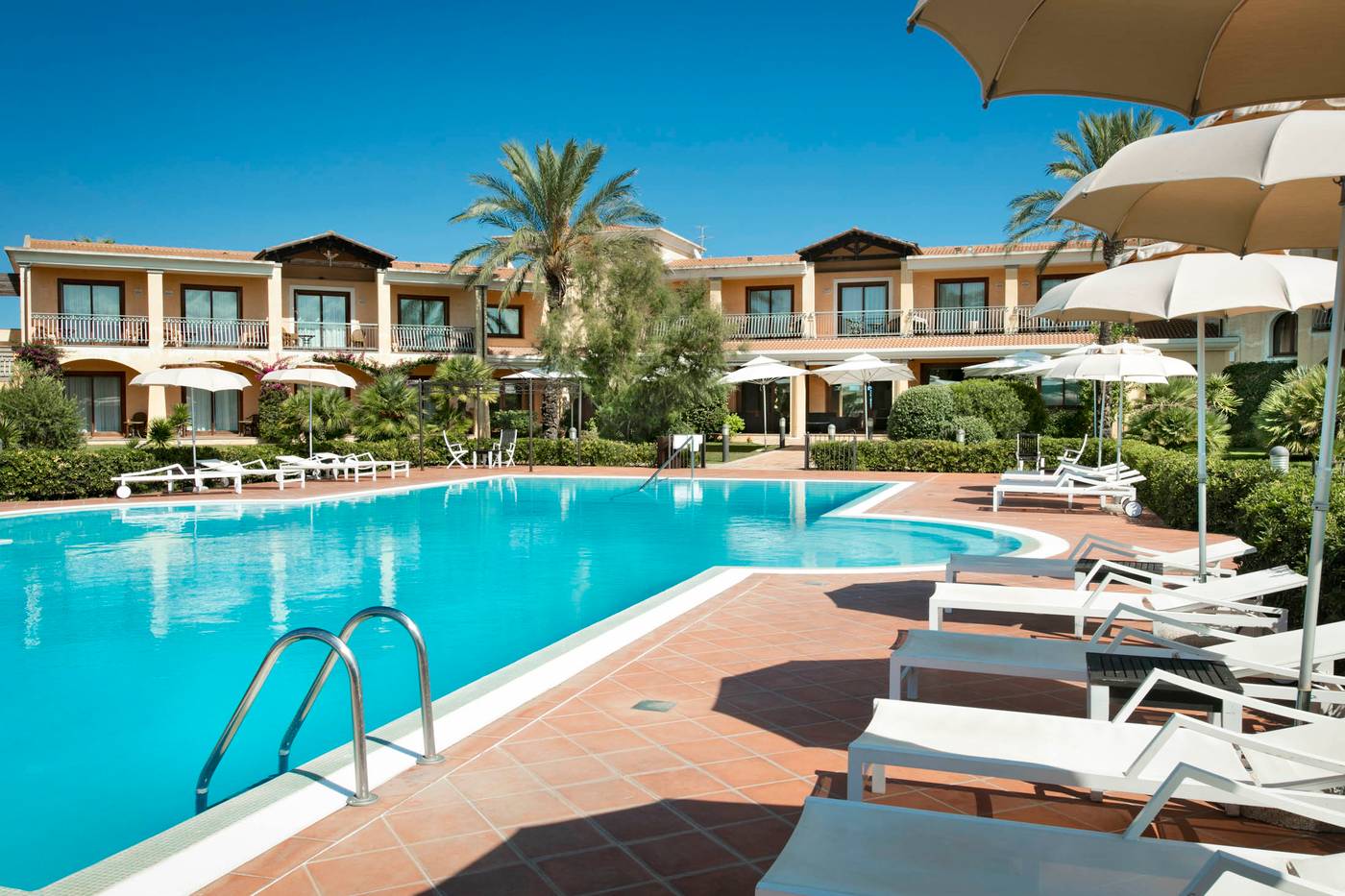 Hotel-Santa-Gilla-Pool-2