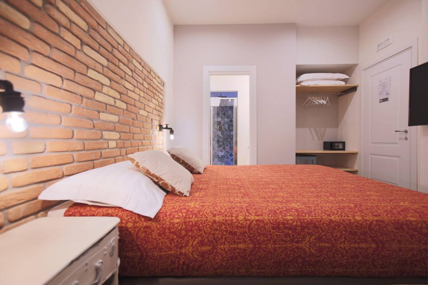 Trevi-Contemporary-Suite-Room-20
