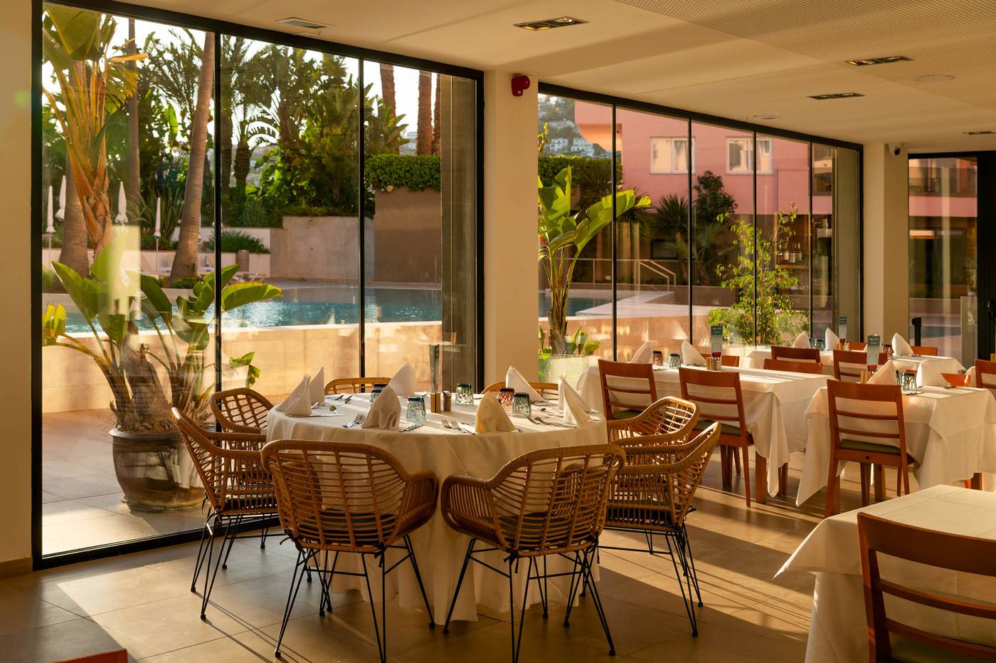 Aqua-Hotel-Montagut-Suites-Restaurant-51