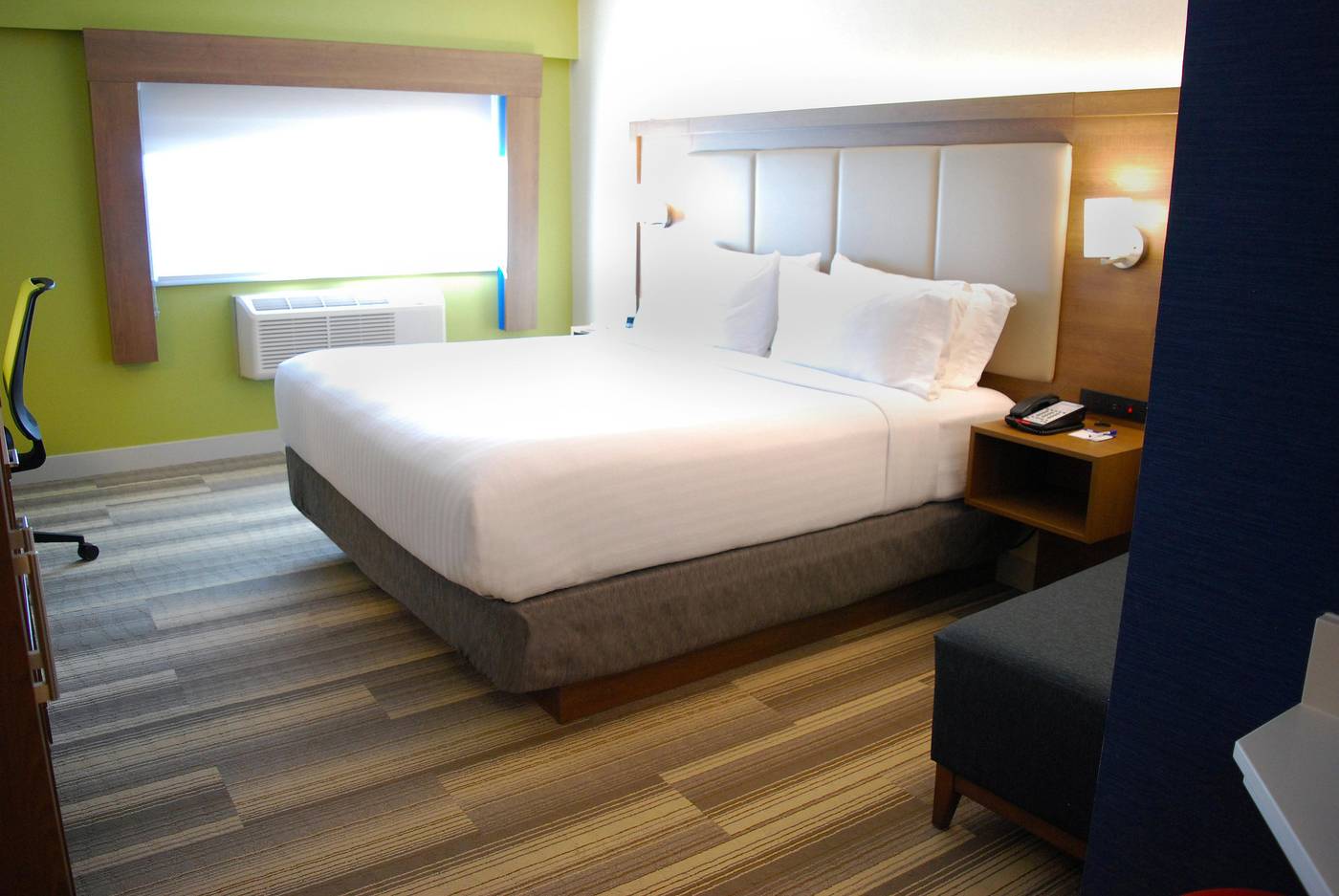 Holiday-Inn-Express-Vancouver-Airport-Richmond-Room-39