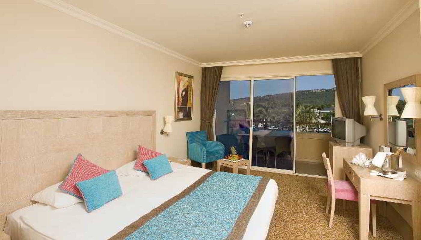 Crystal-Deluxe-Resort---Spa-Room-21