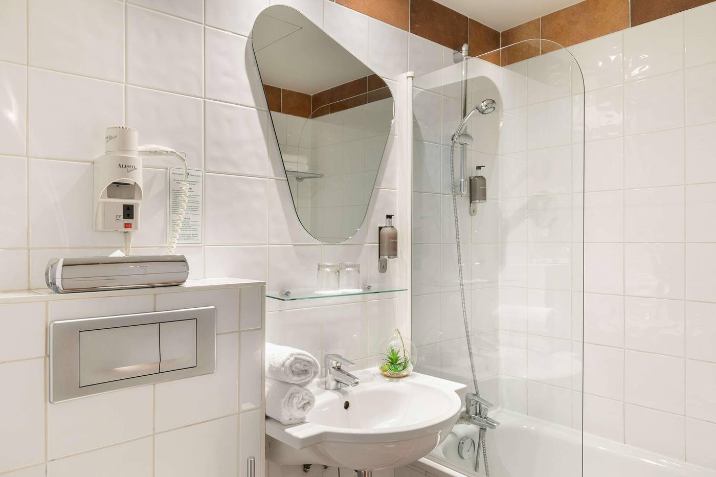 Hotel-Magenta-38-by-HappyCulture-Room-26