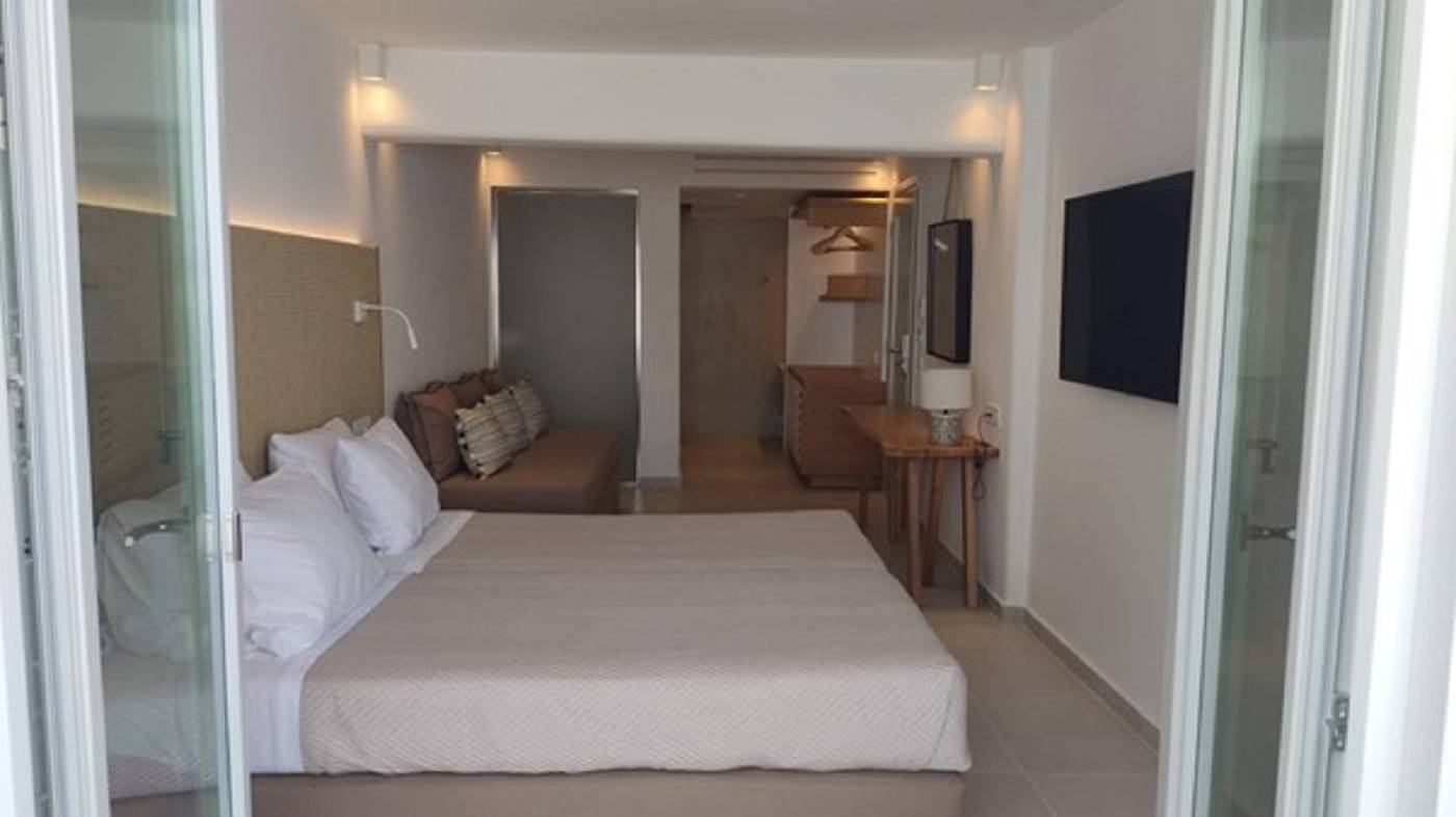 Manoulas-Beach-Room-25