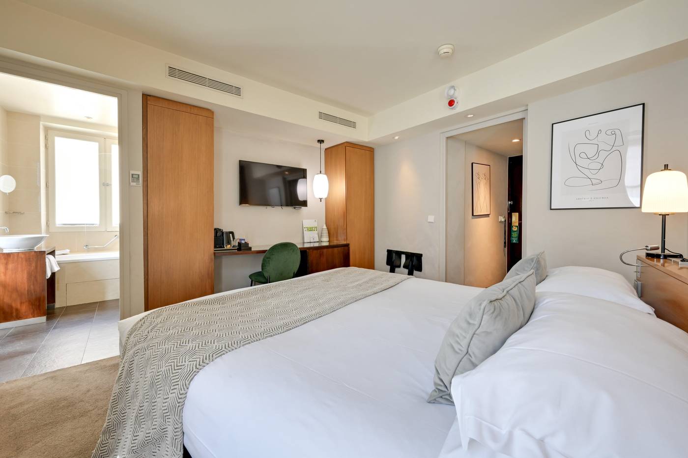 Holiday-Inn-Paris-Palais-de-lElysee-Room-31