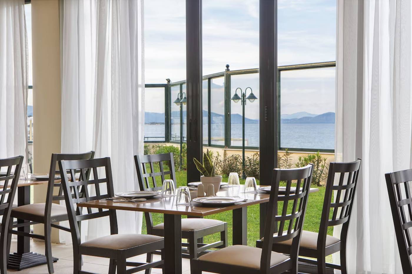 Ramada-Attica-Riviera-Restaurant-40