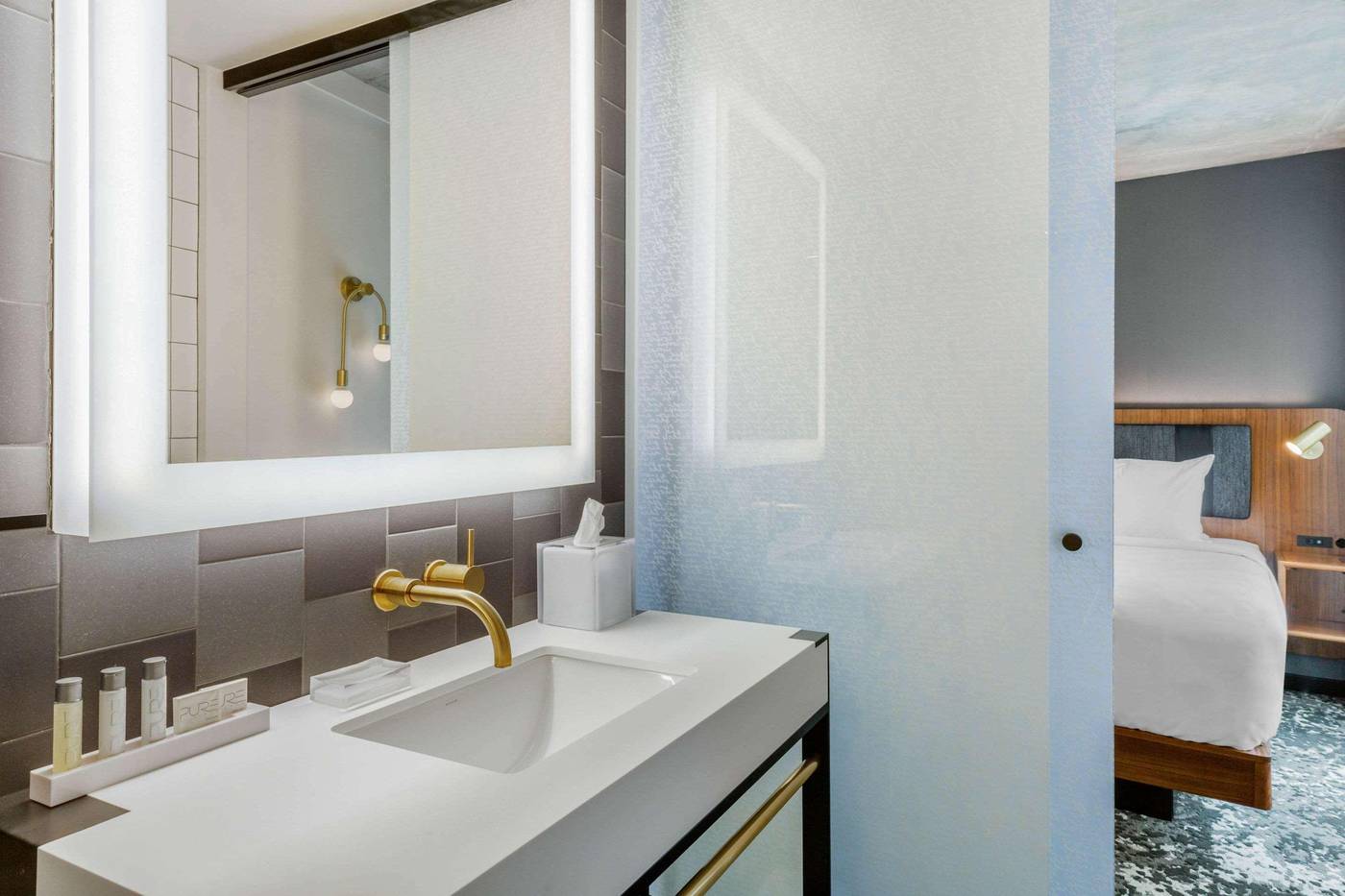 Cambria-Hotel-Boston-Downtown-South-Boston-Room-42