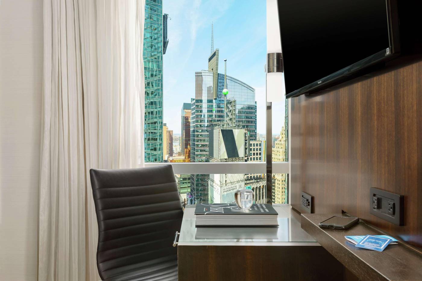 Hilton-Garden-Inn-New-York-Times-Square-Central-Room-33