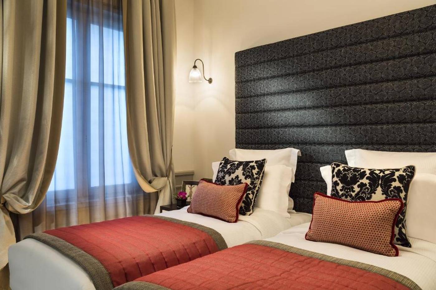 La-Clef-Tour-Eiffel-Paris-by-The-Crest-Collection-Room-30