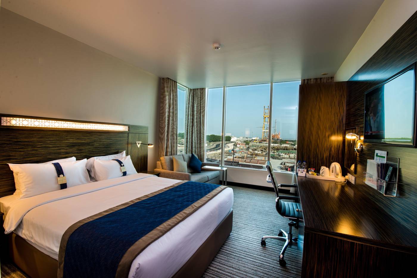 Holiday-Inn-Express-Jumeirah-Room-7