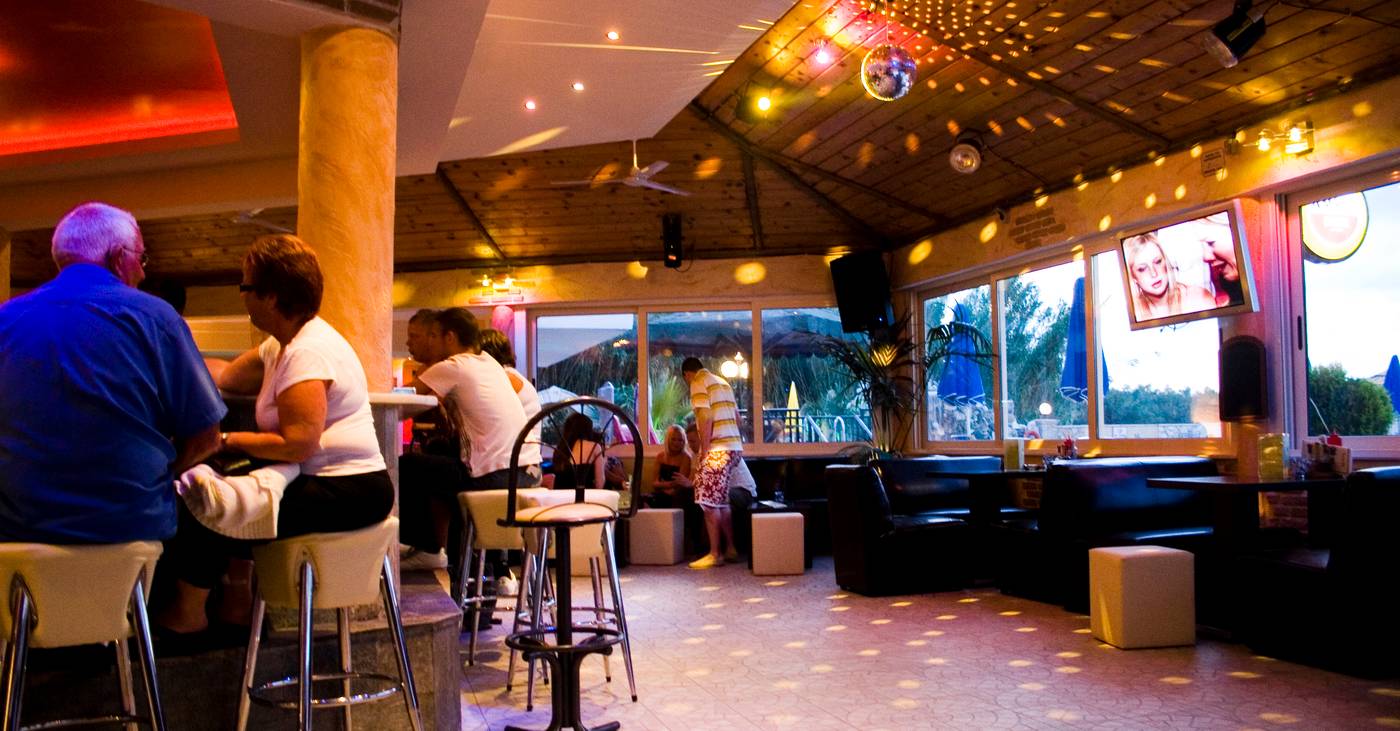 Paradise-Apartments-And-Studios-Bar-57