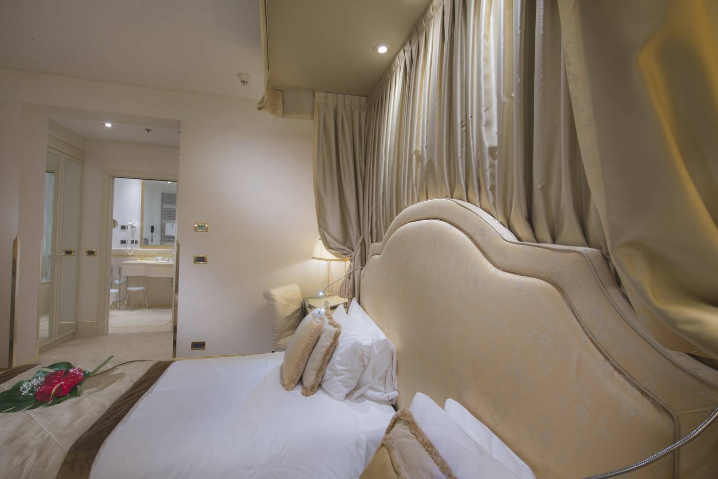 A-La-Commedia-Room-35