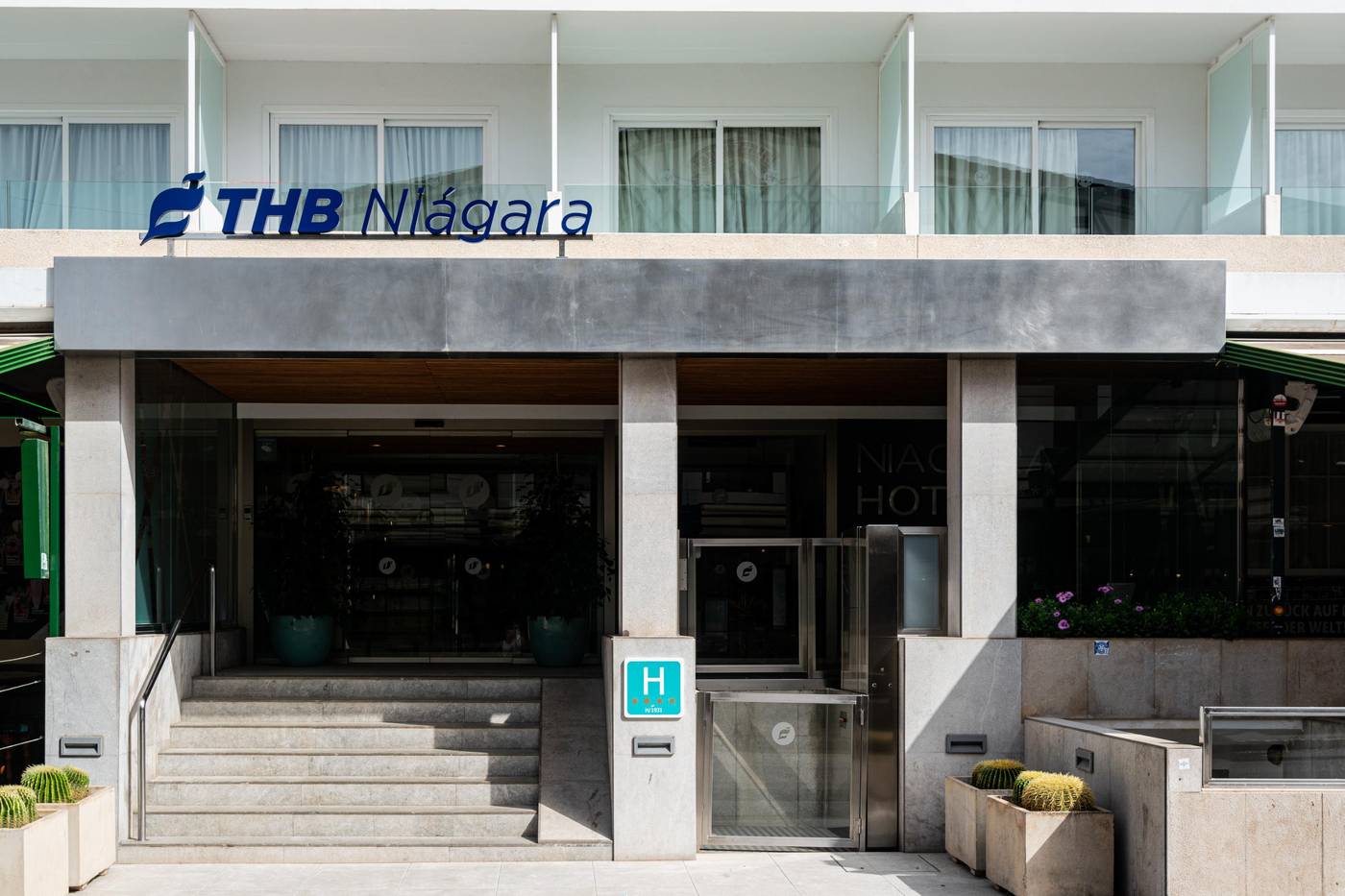 THB Niagara Hotel