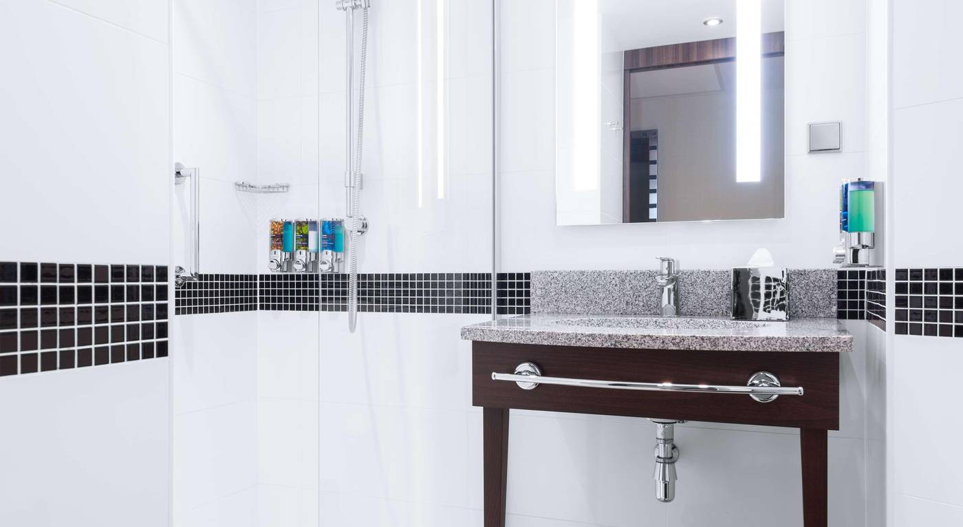 Hampton-By-Hilton-Krakow-Room-17