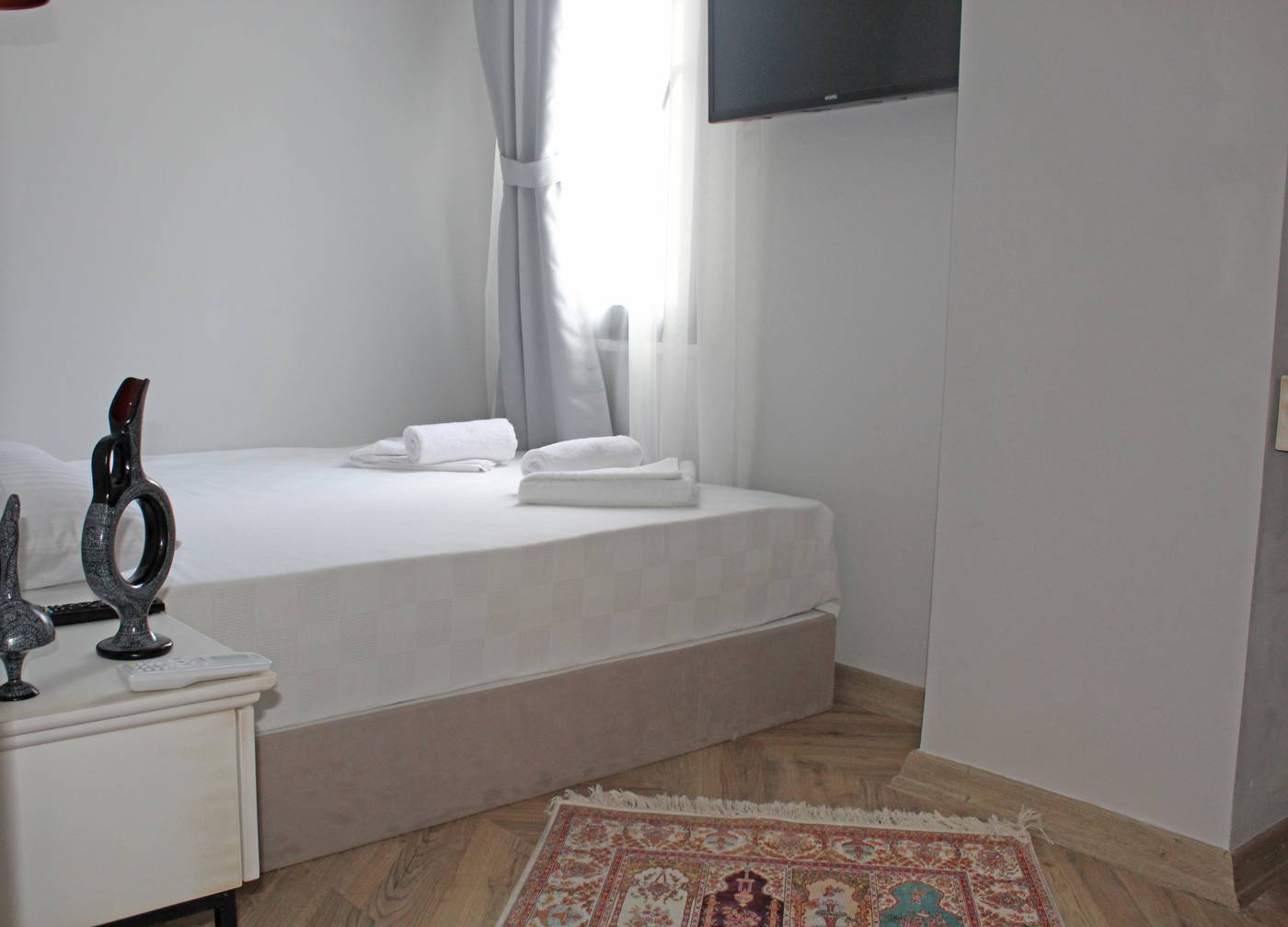 Good-Night-Hotel-Room-26