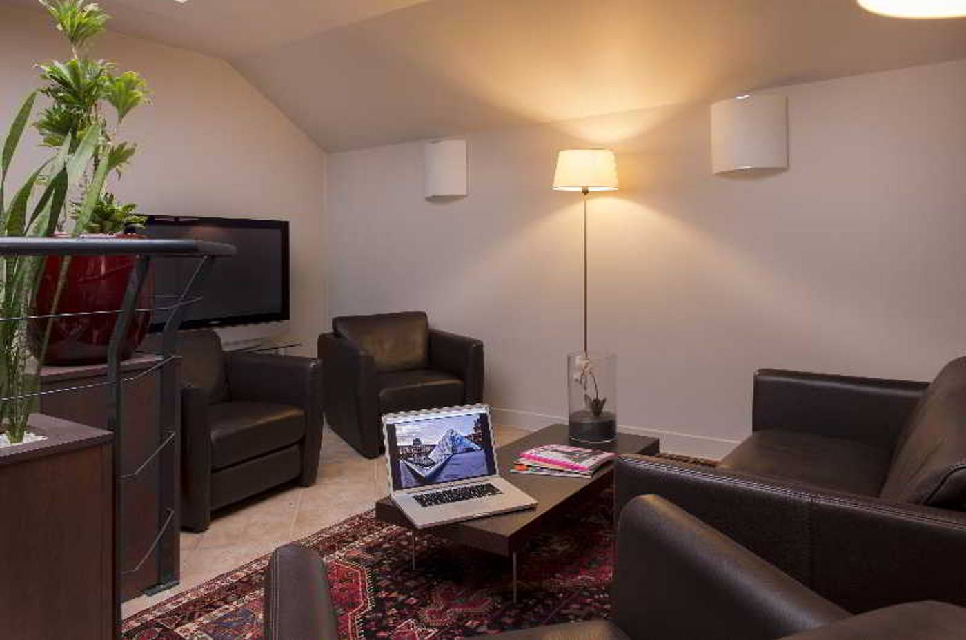 Apollinaire-Lobby-10