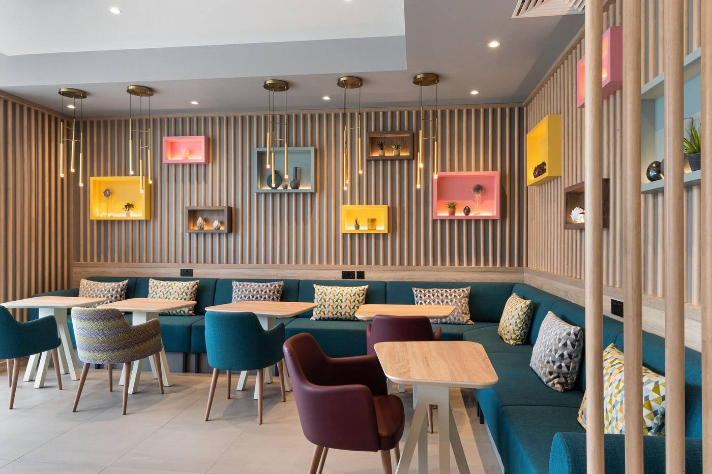 Hampton-by-Hilton-Dublin-City-Centre-Lobby-15