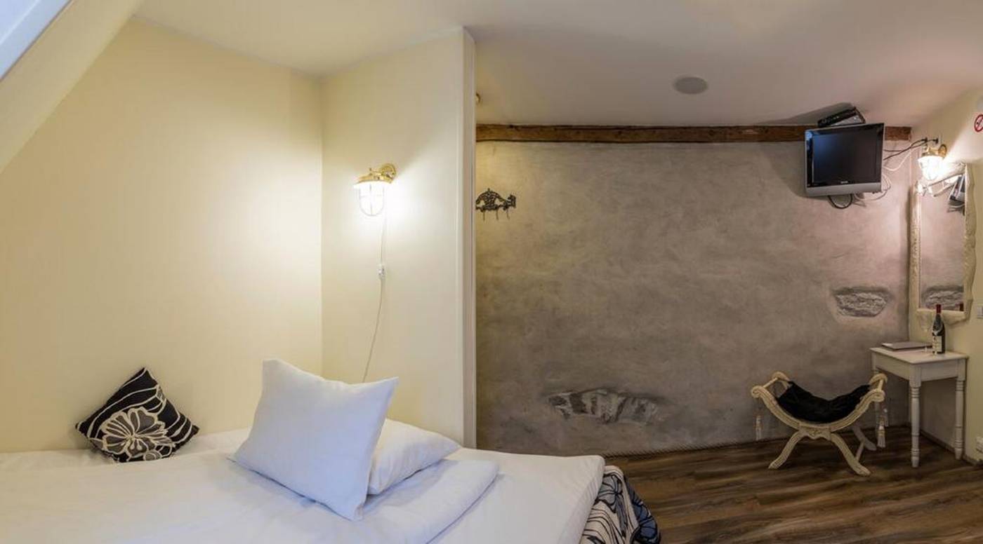 Cru-Hotel-And-Restaurant-Room-10