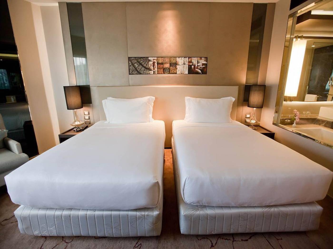 Graceland-Bangkok-by-Grace-Hotel-Room-5